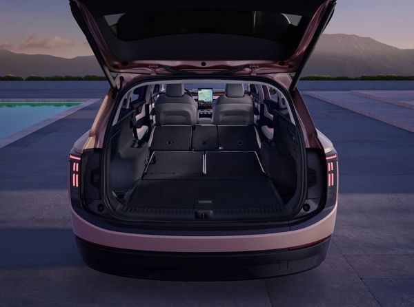 Peaq_067_Boot_all_seats_folded.jpg